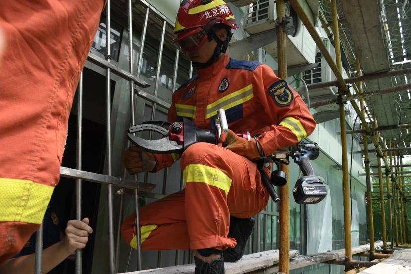 玻璃门衣柜看起来高级大气通透